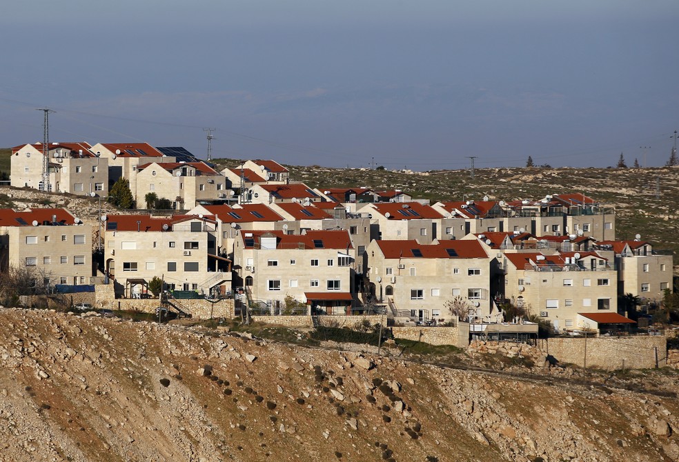 Foto mostra visão geral do assentamento israelense Almon (Anatot), na Cisjordânia ocupada (Foto: AHMAD GHARABLI / AFP)