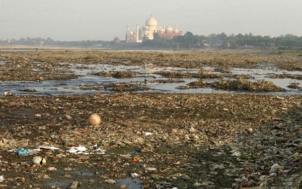O Taj Mahal é ladeado por pequenos córregos que desaguam no rio Yamuna, ao sul do palácio. Os indianos não são muito conhecidos pela limpeza de seus rios e as águas que banham a vizinhança do mausoléu não fogem à regra (Foto: Reprodução)