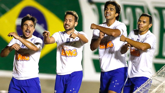 Jogadores dedicam título simbólico e gol a Tinga: Um líder dentro do grupo