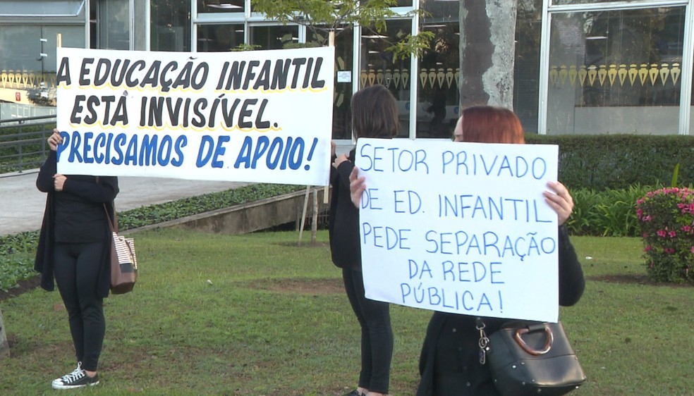 Pais de alunos e proprietários de escolas fazem ato em frente à prefeitura, em Curitiba — Foto: Reprodução/RPC