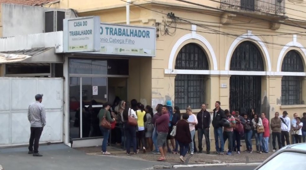 Casa do Trabalhador em São Carlos tem longa fila em busca de vagas (Foto: Reprodução/EPTV)