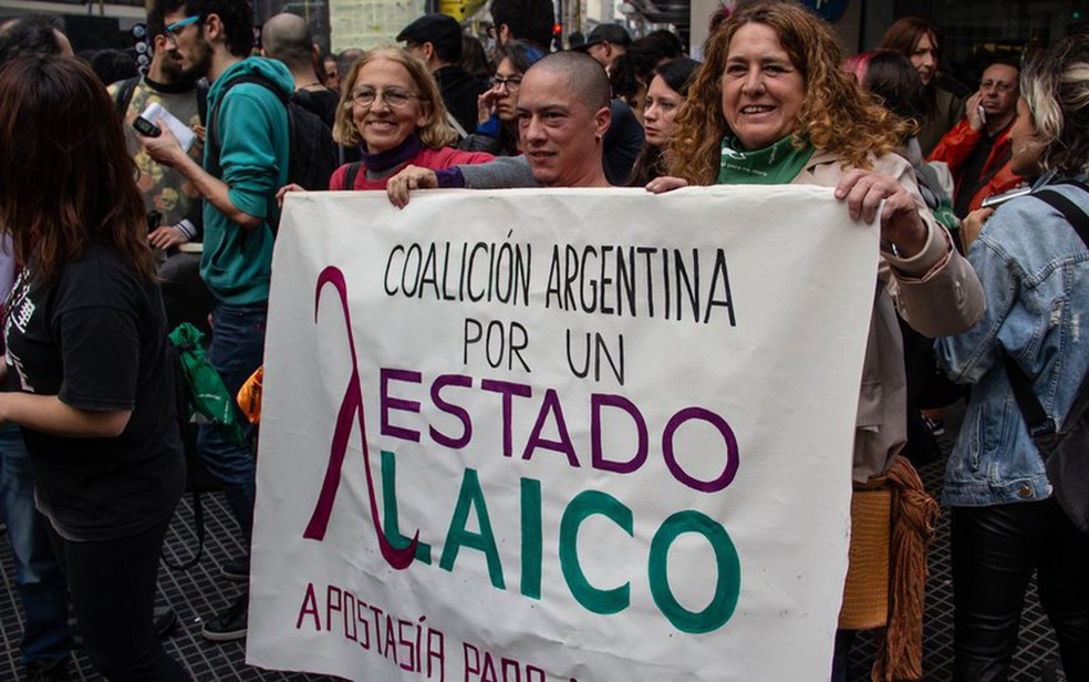 Os pedidos de desligamento foram provocados pela interferÃªncia da Igreja na discussÃ£o sobre o aborto na Argentina (Foto: Cesar Rosenstein/BBC)