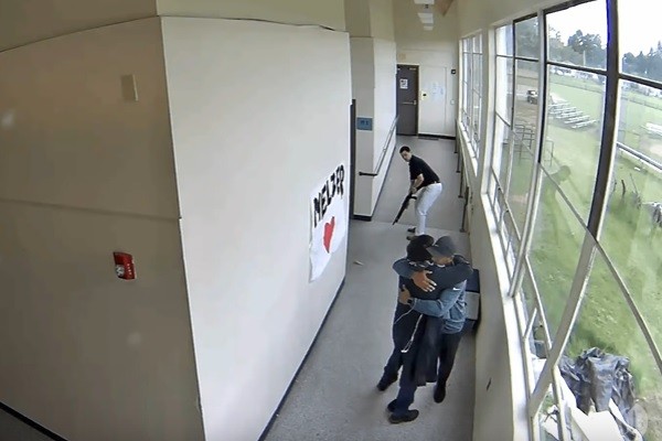 Professor abraça estudante que carregava arma depois de desarmá-lo (Foto: Reprodução)