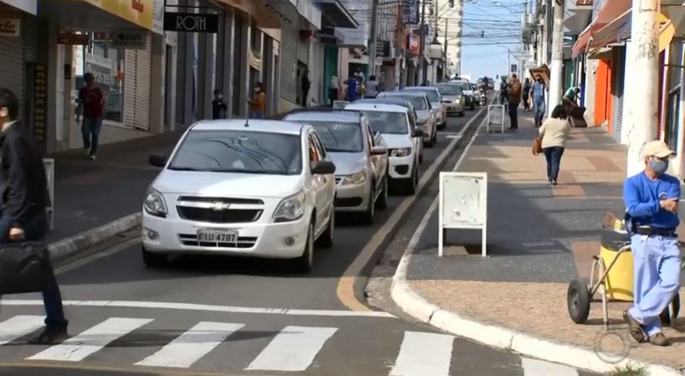 Na fase laranja, prefeitura vai abrir com&eacute;rcio e dobrar fiscaliza&ccedil;&atilde;o em Mar&iacute;lia &mdash; Foto: TV TEM/Reprodu&ccedil;&atilde;o
