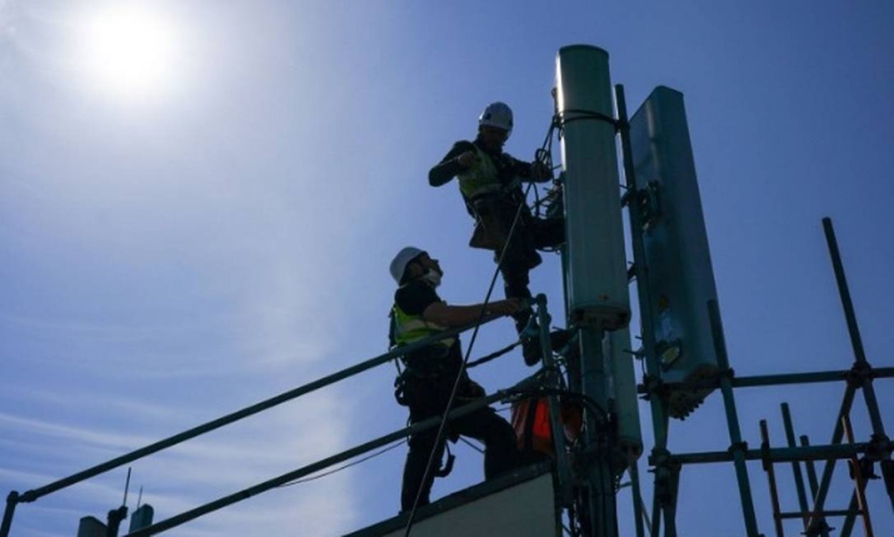 Uso do espaço urbano é um dos entraves para instalação de antenas de telefonia, responsabilidade dos municípios. O 5G demanda cinco vezes mais que a rede atual — Foto: Ian Forsyth/Bloomberg
