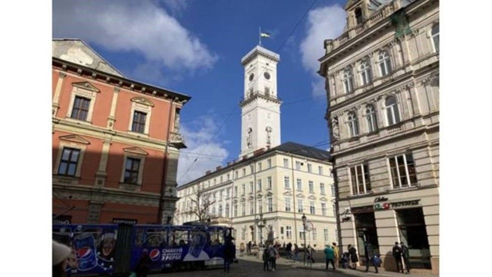 A cidade de Leópolis é considerada mais segura por estar longe da fronteira russa — Foto: BBC