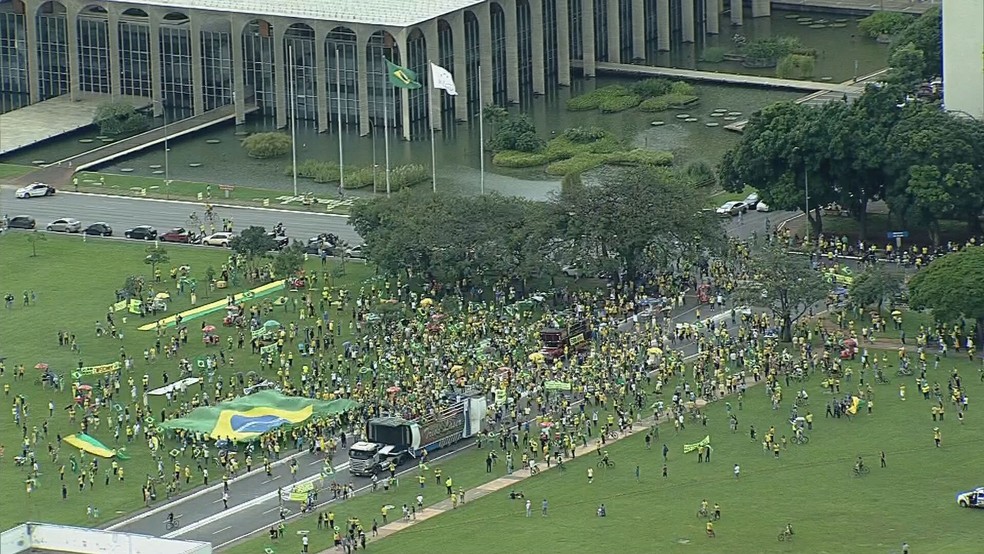 Manifestantes se reúnem em Brasília em ato pró-governo — Foto: TV Globo/Reprodução