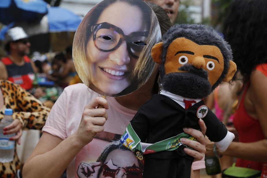 No Prata Preta, foliona usa máscara de Janja, com o bonequinho Lula. Alusões e homenagens à primeira-dama foram comuns nos blocos