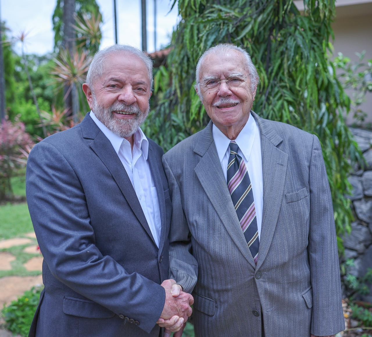 Em Brasília para cuidar da transição de governo, Lula visita ex-presidente Sarney