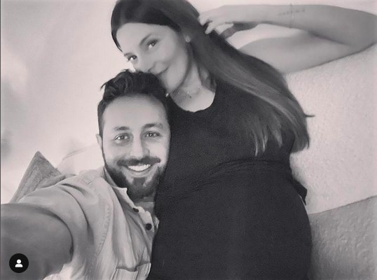 Ashley Green, quando ainda estava grávida, na companhia do marido, o apresentador Paul Khoury (Foto: Instagram)
