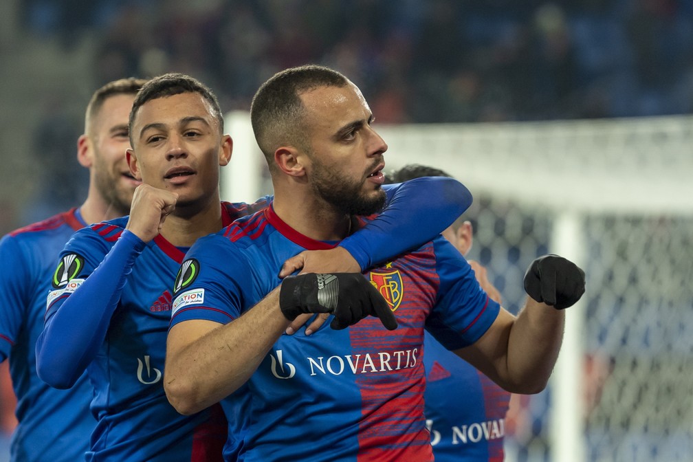 Arthur Cabral comemora um de seus dois gols na vit�ria do Basel contra o Qarabag � Foto: Georgios Kefalas/EFE