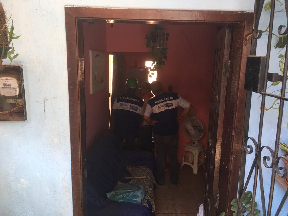 Equipes da Sedur avaliaram o im&oacute;vel ap&oacute;s a explos&atilde;o de g&aacute;s &mdash; Foto: Jo&atilde;o Souza/G1 BA