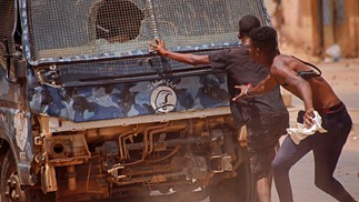 Manifestantes contra o golpe entram em confronto com forças de segurança durante uma manifestação contra o regime militar, em Cartum, Sudão. Pelo menos seis manifestantes foram mortos em dia de violência recorde — Foto: AFP