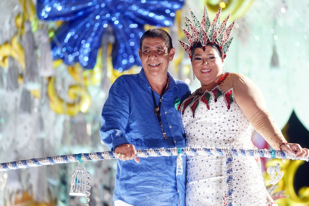 Zeca Pagodinho e a esposa, Mônica, no carro alegórico — Foto: Marcos Serra Lima/g1