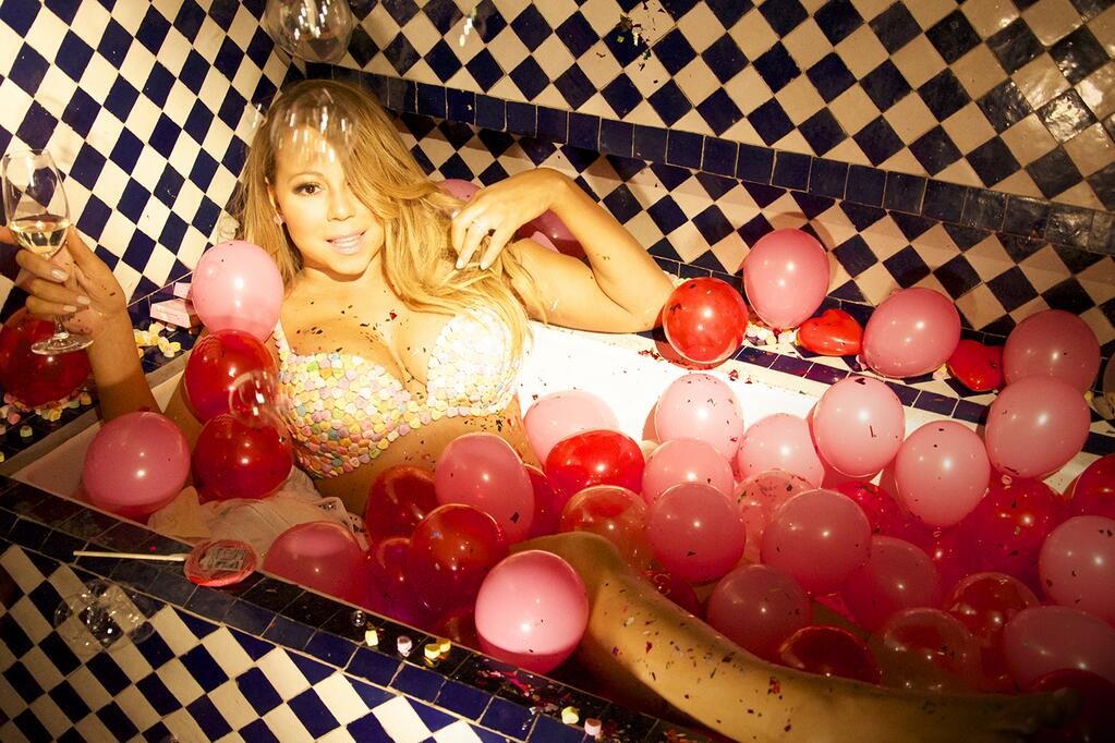 Mariah Carey posa à espera do marido no dia dos namorados. (Foto: Twitter)