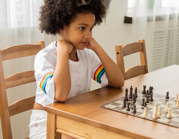 Criança jogando xadrez  (Foto: Monstera, do Pexels)