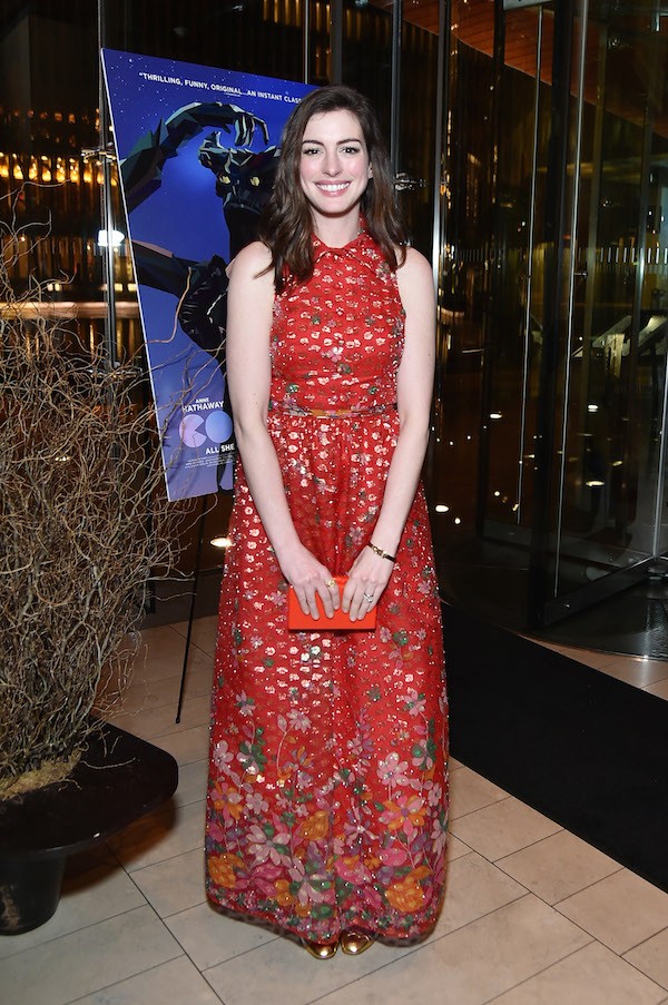 A vestimenta substituta colocada por Anne Hathaway em Nova York (Foto: Getty Images)