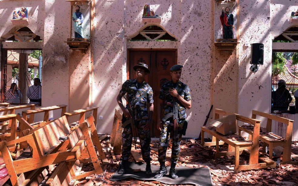 Soldados fazem guarda em uma igreja atingida por explosão em Negombo, no Sri Lanka, no domingo (21) — Foto: Reuters/Stringer