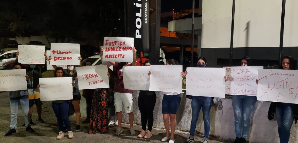Família e amigos de motoboy preso por suspeita de tentar roubar PM à paisana protestam em delegacia em SP — Foto: Reprodução/Redes sociais