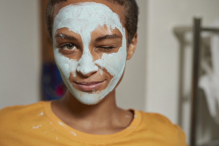 Skincare para remover cravos do rosto (Foto: Reprodução Getty Images)
