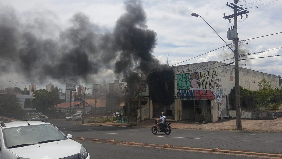 Incêndio atinge sobrado abandonado e chamas provocam coluna de fumaça preta em avenida de Bauru — Foto: Sérgio Pais /g1