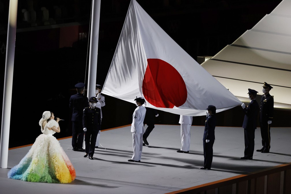 A bandeira do Japão é hasteada durante a cerimônia de abertura dos Jogos Olímpicos de Tóquio — Foto: Phil Noble/Reuters