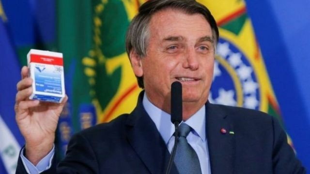 Presidente Jair Bolsonaro defendeu intensamente o uso da cloroquina contra a covid-19, mesmo sem respaldo científico (Foto: Reuters via BBC News)