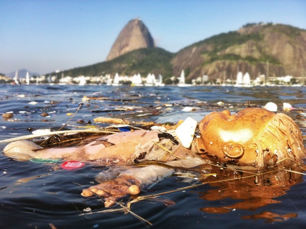 Leitor registrou detritos na Baía de Guanabara no sábado (20).  (Foto: Cristiano Trad/VC no G1)