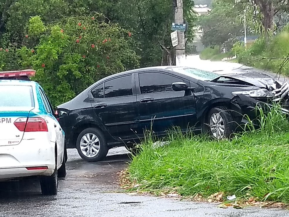 Suspeitos bateram com carro na árvore após persguição na estrada Resende-Riachuelo (Foto: Arquivo Pessoal)