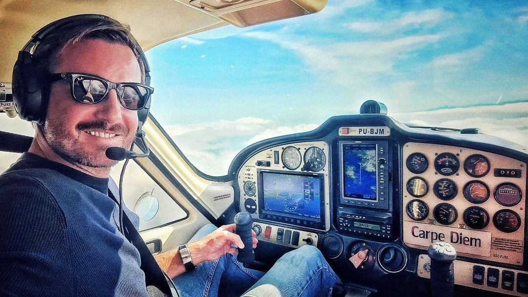 Max Fercondini em seu avião (Foto: Reprodução/Instagram )