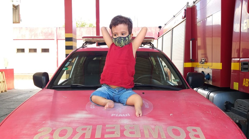 Menino de 4 anos com deficiência realiza sonho de conhecer quartel dos bombeiros em Teresina  — Foto: Naftaly Nascimento/G1