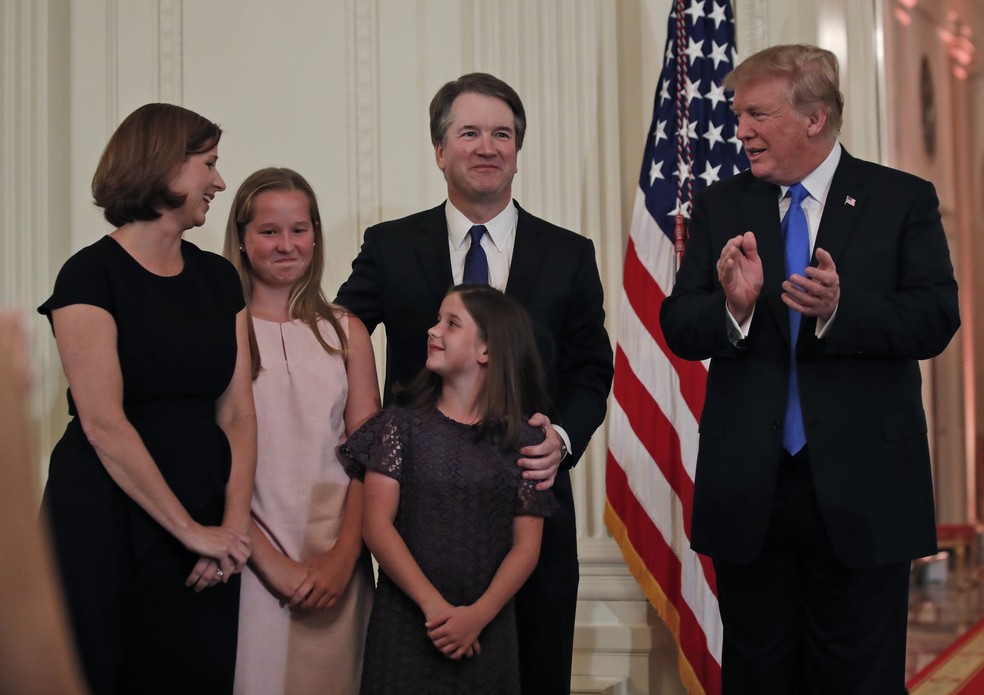 Donald Trump aplaude o juiz Brett Kavanaugh ao indicá-lo para vaga na Suprema Corte dos Estados Unidos. Kavanaugh foi à cerimônia acompanhado da mulher e das duas filhas  (Foto: Alex Brandon/AP)