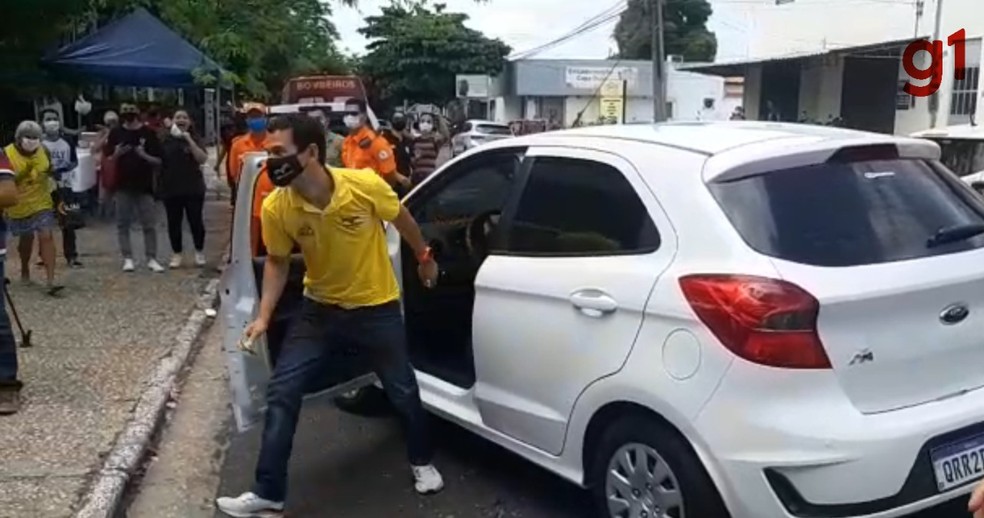 Um minuto antes de portão fechar, professor entrega RG esquecido e 'salva' Enem de candidata no Piauí  — Foto: Lucas Marreiros/g1