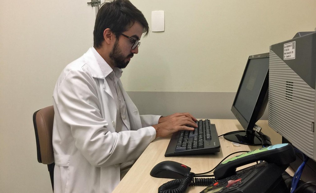 Miller Barreto, de 29 anos, está terminando o último semestre de residência em cirurgia do aparelho digestivo na Faculdade de Medicina da USP (Foto: Tatiana Regadas/G1)
