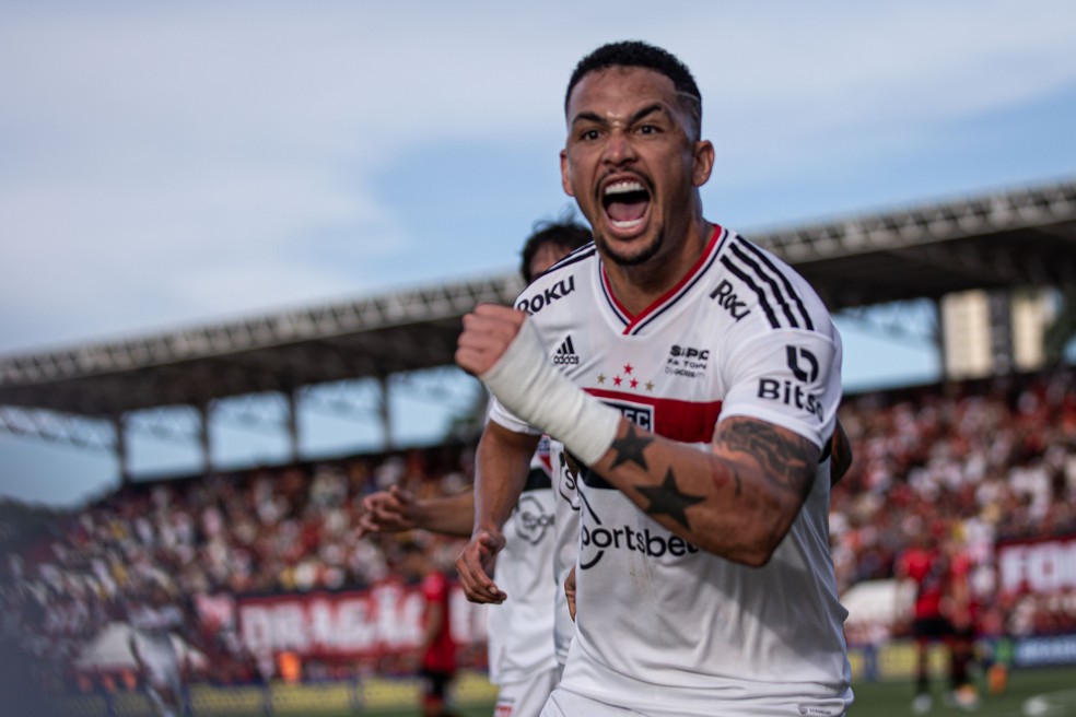 Luciano comemora gol em Atlético-GO x São Paulo — Foto: Heber Gomes/AGIF