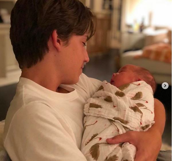 O filho mais velho da atriz Kate Hudson com sua irmãzinha caçula (Foto: Instagram)