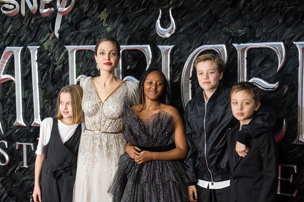A atriz Angelina Jolie com quatro de seus seis filhos (Foto: Getty Images)