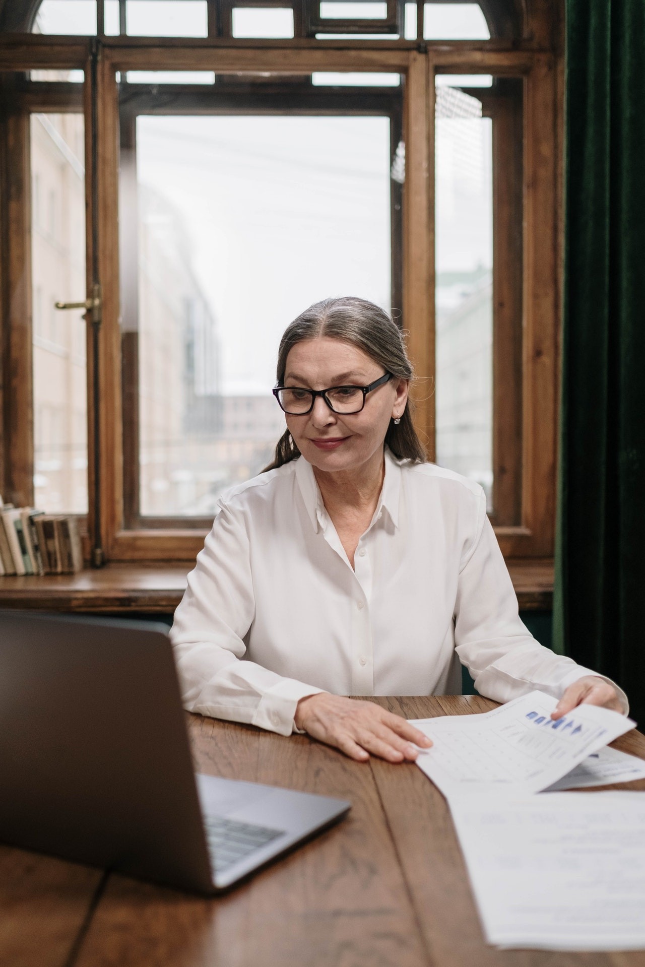 Mulher trabalhando no computador (Foto: Pexels)