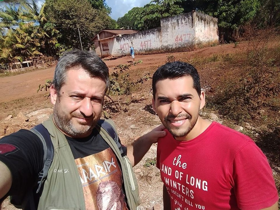 Geólogos Paulo Matioli e Marcílio Rocha, na Vila de Serra Pelada (Foto: Paulo Matioli)
