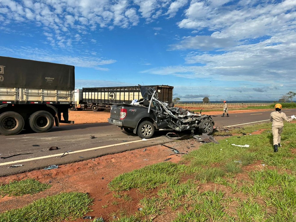 Caminhonete ficou completamente destruída  — Foto: PMR