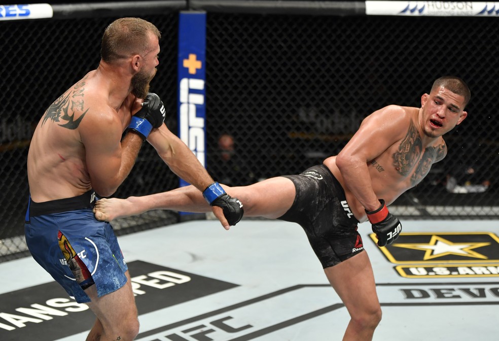 Anthony Pettis solta um chute na linha de cintura de Donald Cerrone — Foto: Getty Images