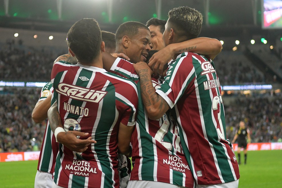 Jogadores do Fluminense comemoram gol contra o Coritiba — Foto: Alexandre Durão