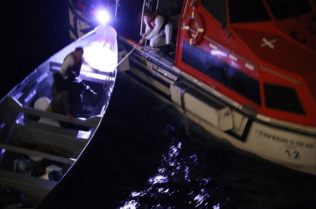 Pescadores que estavam à deriva no Caribe são resgatados por funcionários de cruzeiro da empresa Royal Caribbean — Foto: Reprodução/Twitter/James Van Fleet