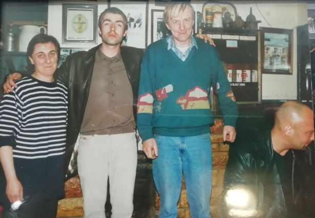 Liam Gallagher com os donos do bar em que se apresentou após sair do Oasis (Foto: divulgação)