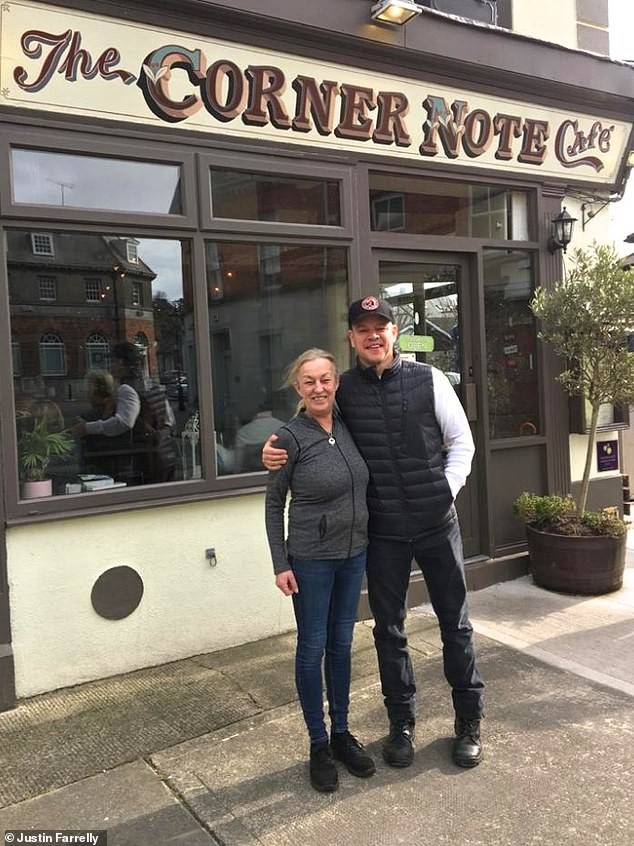 Matt Damon com uma fã no Corner Note Cafe na Irlanda (Foto: Twitter)
