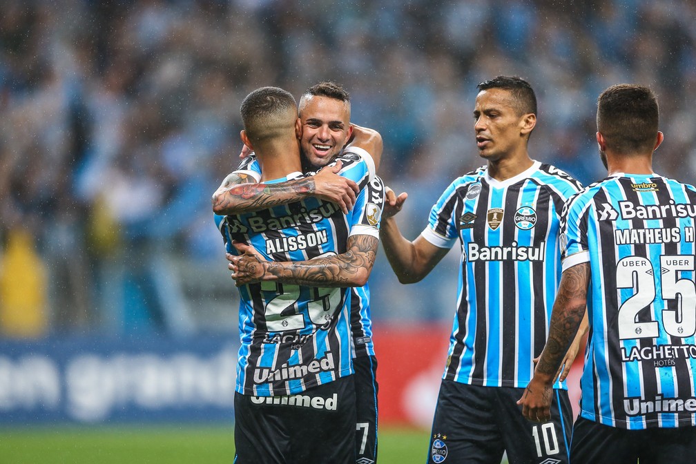 Luan recebe abraço de Alisson após terceiro gol — Foto: Lucas Uebel/Grêmio/Divulgação