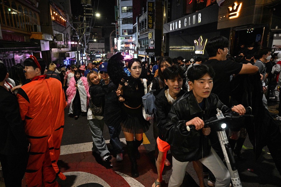 População participava de festividades de Halloween em Seul, capital da Coreia do Sul, quando tumulto começou — Foto: ANTHONY WALLACE/AFP