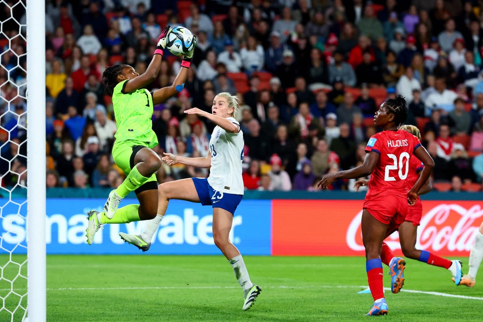 Inglaterra sofreu nas mãos da goleira Kerly Theus, mas venceu Haiti por 1 a 0 na estreia da Copa — Foto: Patrick Hamilton/AFP