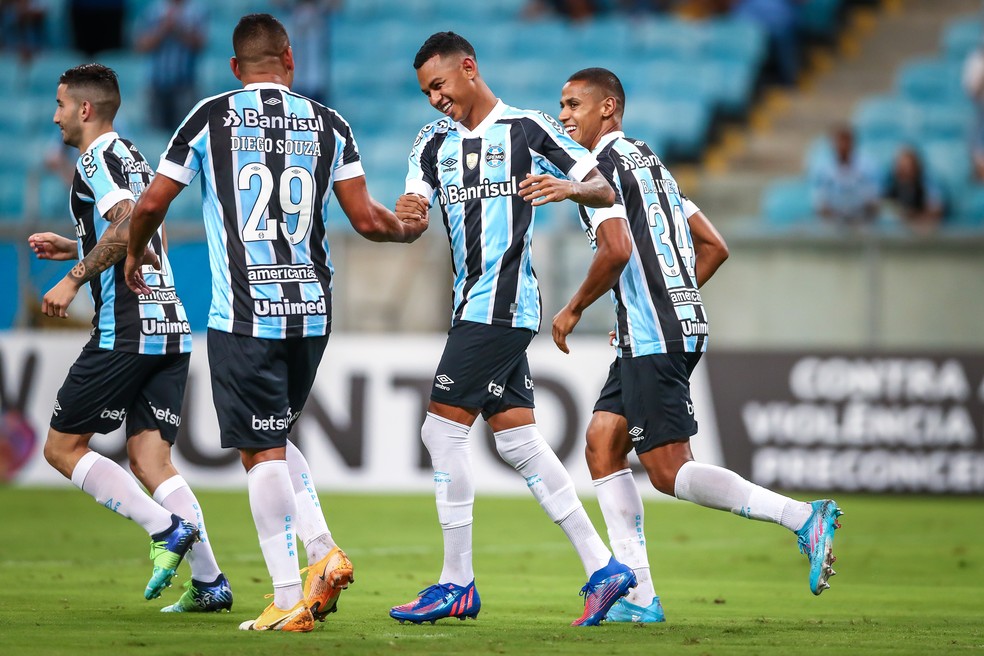 Fernando Henrique e Diego Souza em vitória do Grêmio — Foto: Lucas Uebel/Grêmio