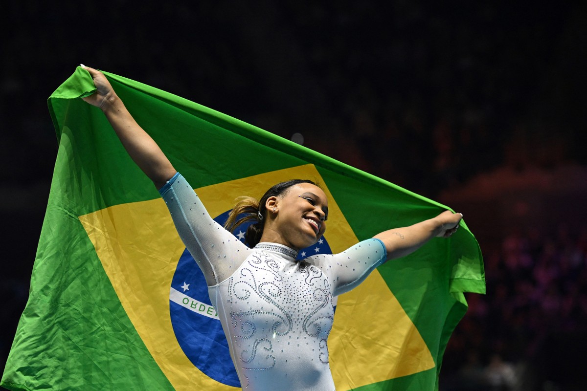 Rebeca Andrade conquista ouro inédito no Mundial de Ginástica